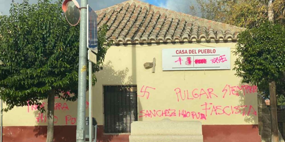 Pintadas en la sede del PSOE en Pulgar (Toledo).