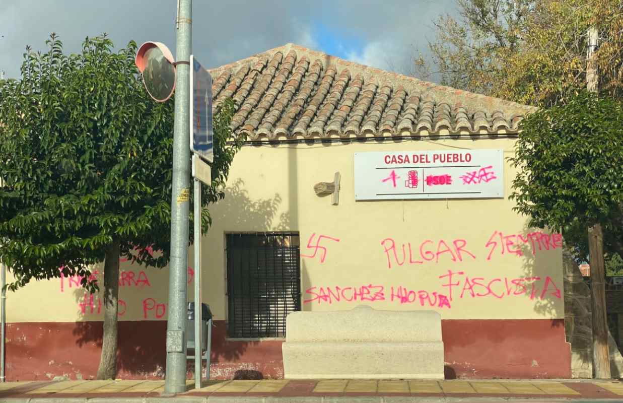 Pintadas en la sede del PSOE en Pulgar (Toledo).
