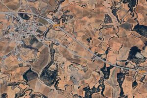 Vista aérea de la CM-211 y de Puebla del Salvador.