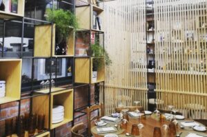 Interior del restaurante que sale a subasta en Villanueva de Alcardete.