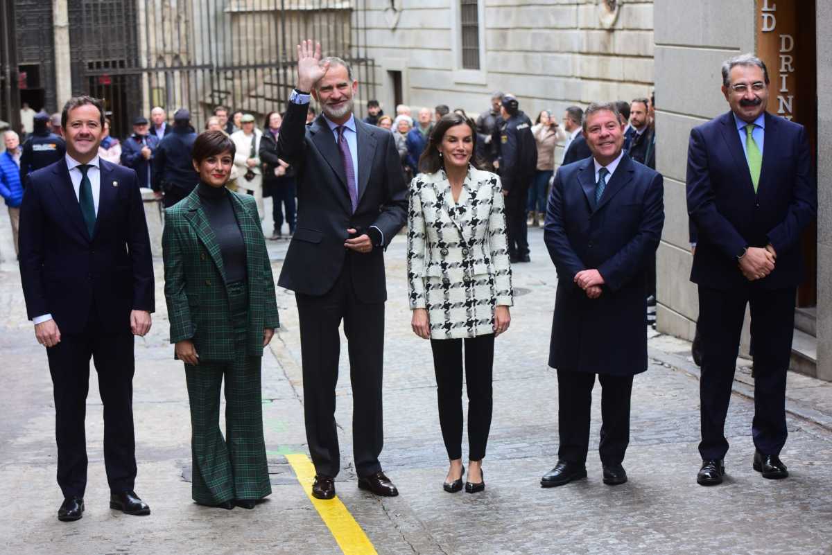 Los Reyes de España, la Ministra de Vivienda, el presidente de Castilla-La Mancha y el alcalde de Toledo. Imagen: Rebeca Arango.