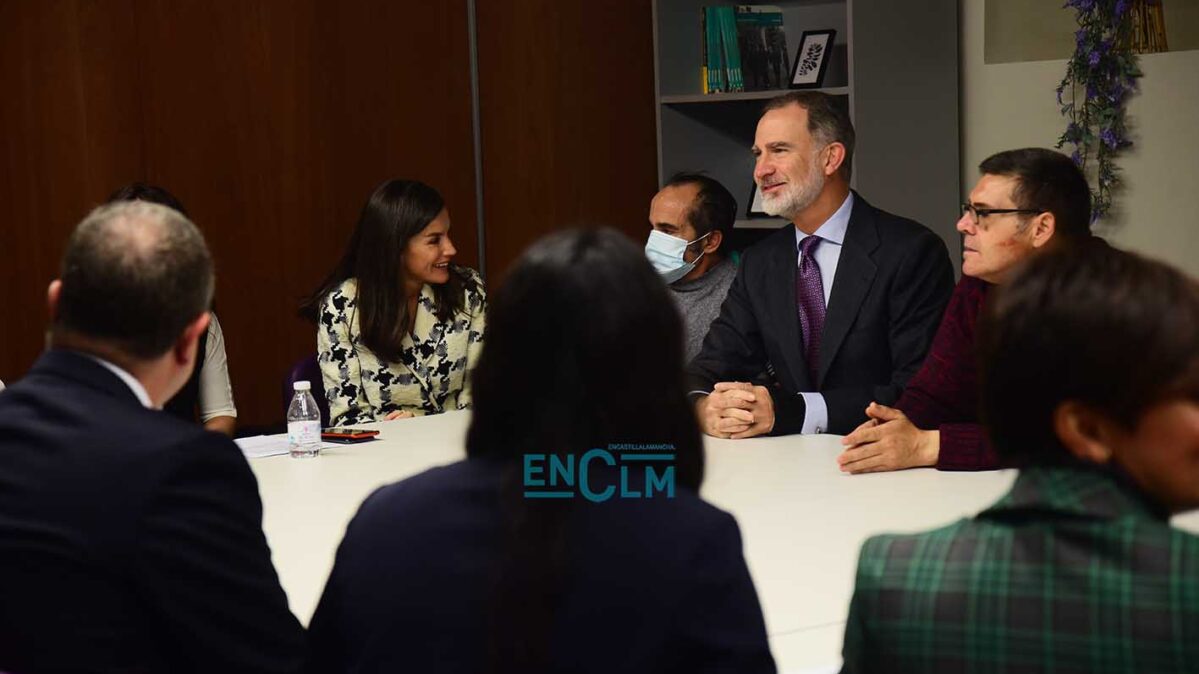 Felipe VI y Letizia con los usuarios del "Hospital del Rey". Foto: Rebeca Arango.