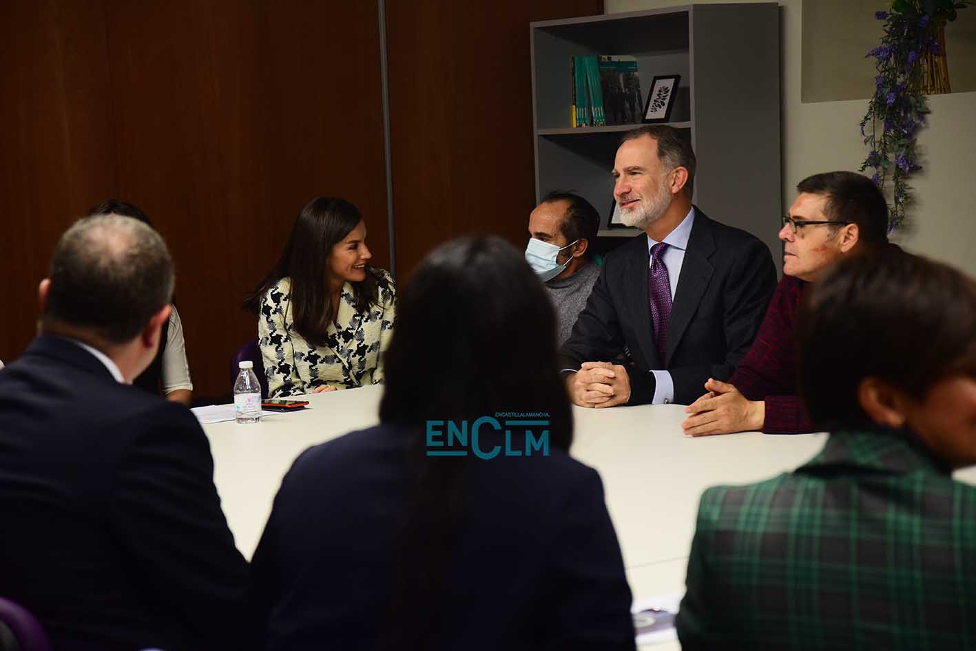 Felipe VI y Letizia con los usuarios del "Hospital del Rey". Foto: Rebeca Arango.