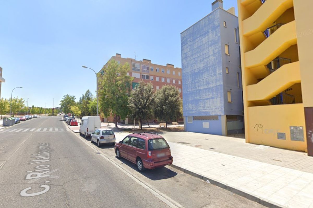 El robo se produjo en la calle Río Valdeyernos.