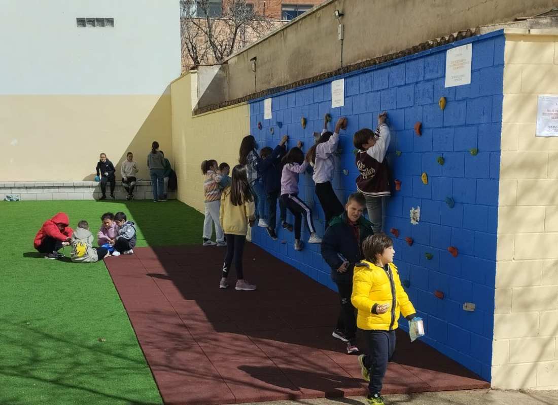 El rocódromo del CEIP Enrique Tierno Galván. Foto: CEIP Tierno Galván.