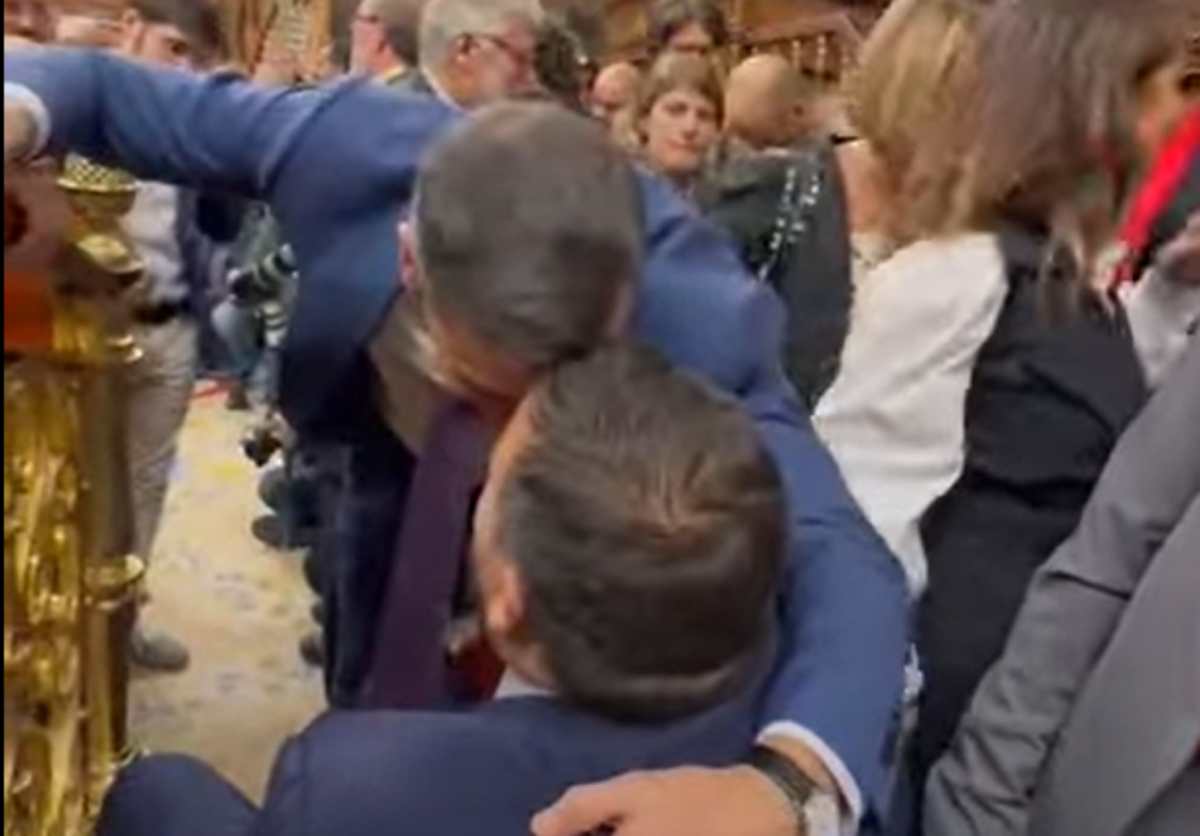 El abrazo entre Pedro Sánchez y Juan Ramón Amores.