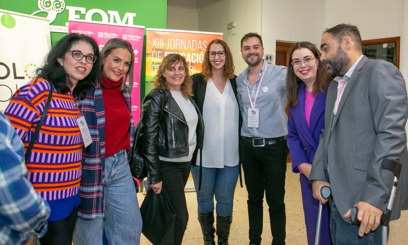 Sara Simón (centro), en unas Jornadas de Educación promovidas por la Federación Estatal de Lesbianas, Gais, Trans, Bisexuales, Intersexuales y más (FELGTB+) y Bolo Bolo LGTBI CLM.