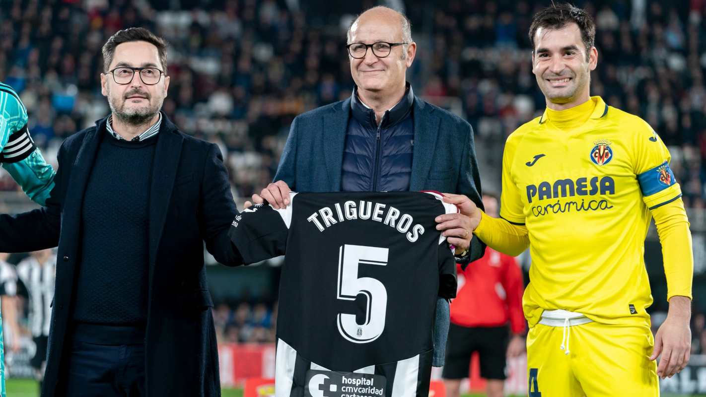 Manu Trigueros, con su padre, el día en el que el Cartagena le rindió homenaje, ya que jugó tres temporadas en el "Efesé". Foto: Manu Trigueros.