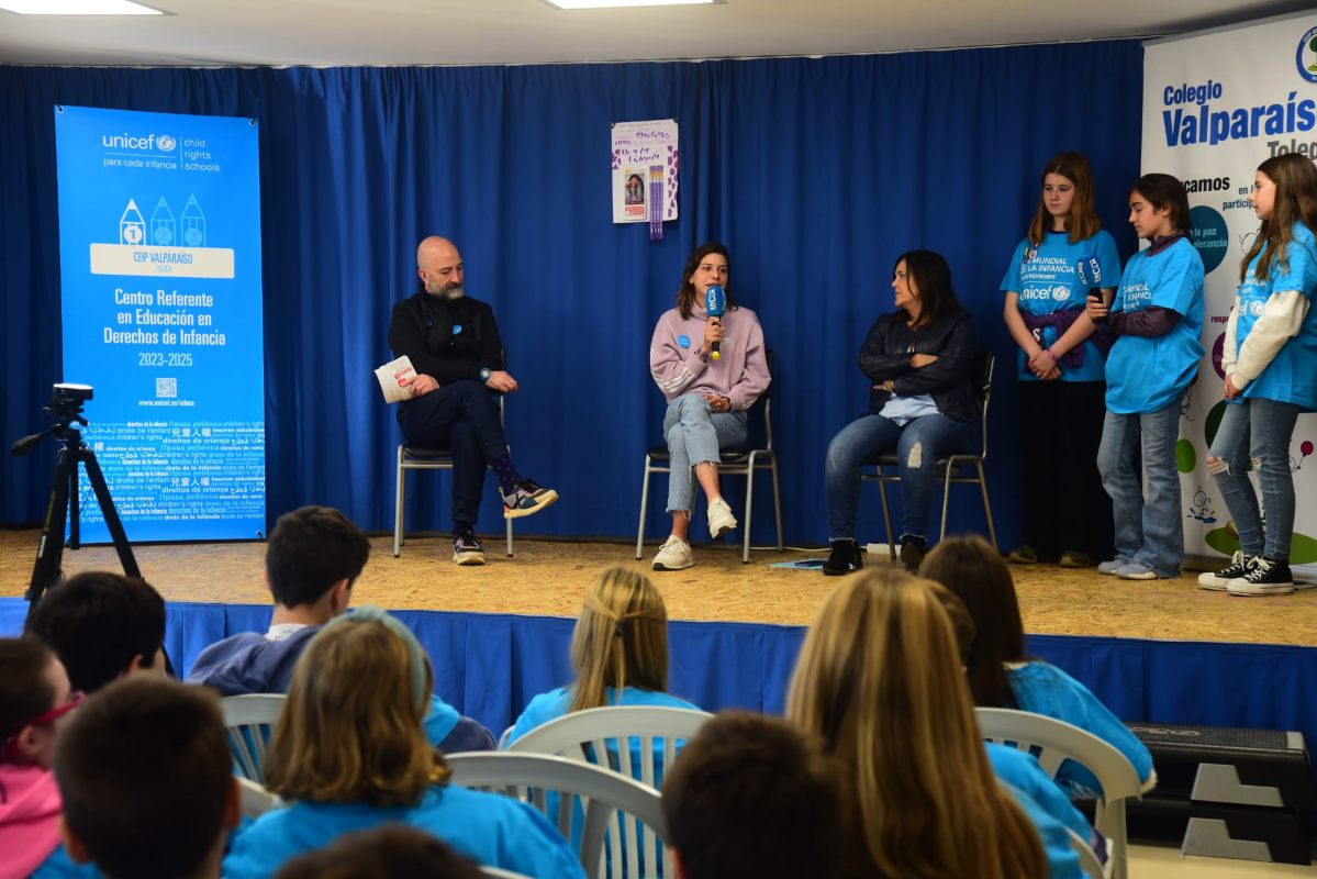 De izquierda a derecha: Julio Larrén, Irene Sánchez-Escribano y Mar Gómez Illán, en la Jornada de Unicef CLM por el Día Mundial de la Infancia. Foto: Rebeca Arango.