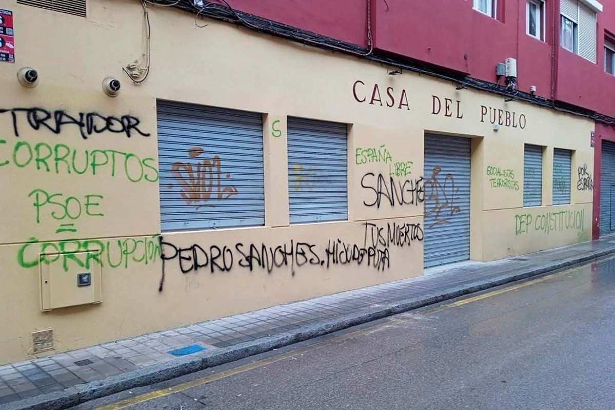 Así amanecía la sede provincial del PSOE de Cuenca. Foto: EFE.