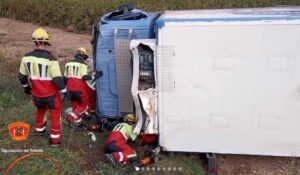 Vuelco de un camión en Huerta de Valdecarábanos.