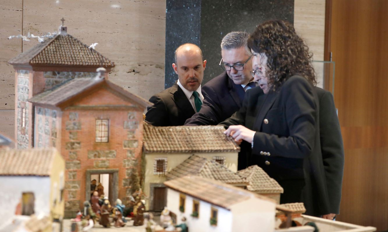 Pablo Bellido, conociendo el portal de Belén de las Cortes.