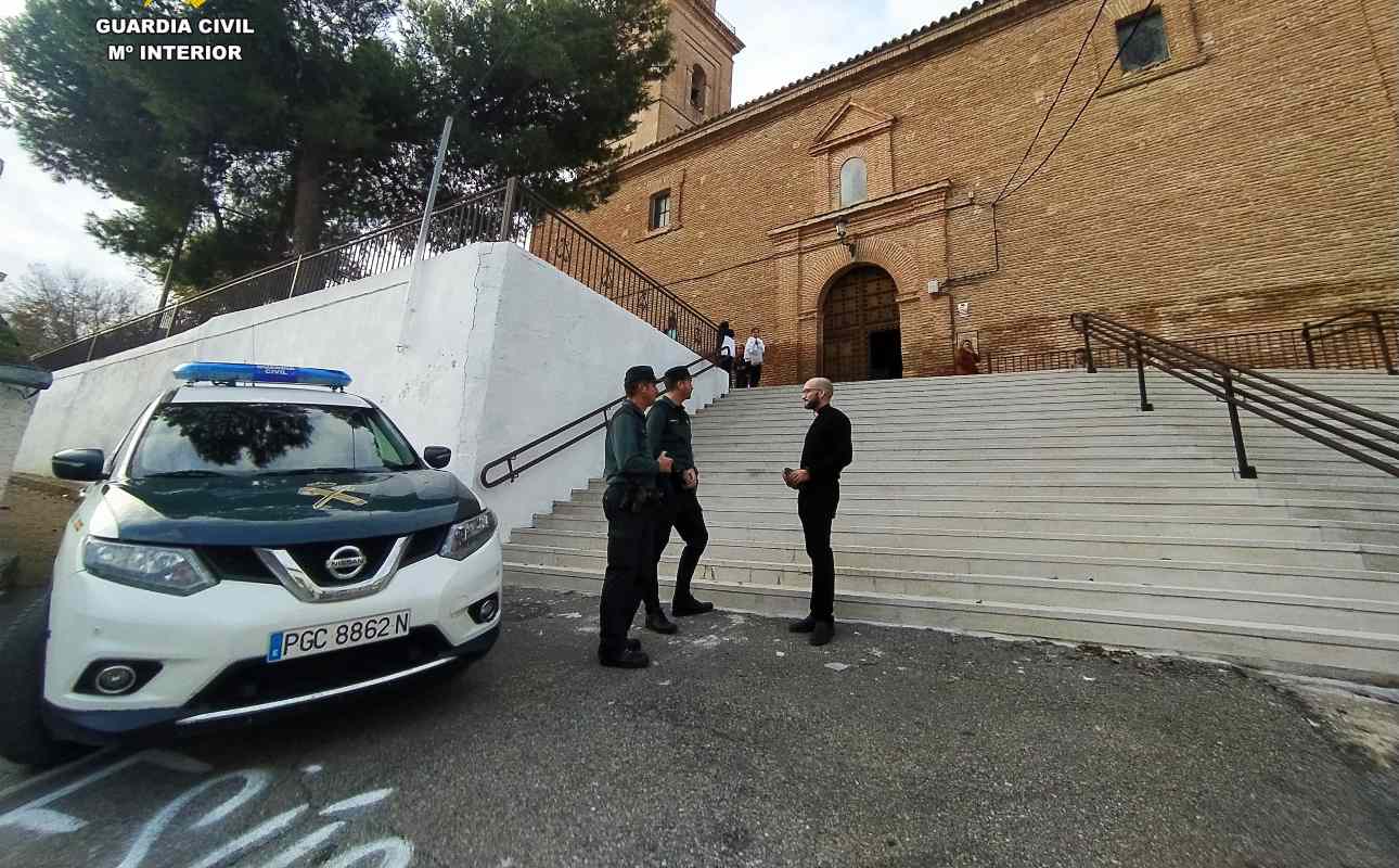 Los agentes en la Iglesia de San Cipriano Mártir, donde robaron 200 euros.