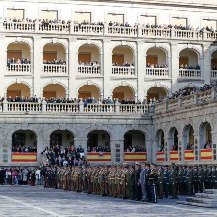 Acto castrense con motivo del Día de la Inmaculada en la Academia de Infantería de Toledo este viernes. EFE/ Ismael Herrero.