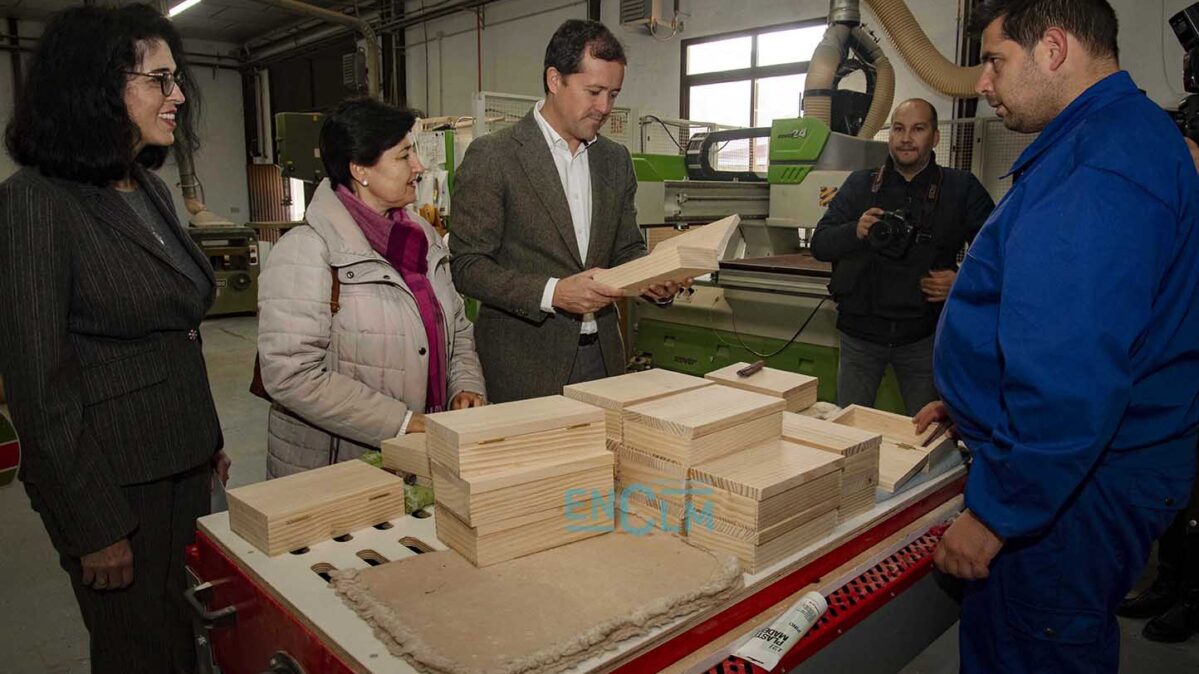 Carlos Velázquez ha conocido, de primera mano y acompañado por la presidenta de la asociación, María del Mar Azaña, las labores de los chicos en el centro. Imagen: Rebeca Arango.