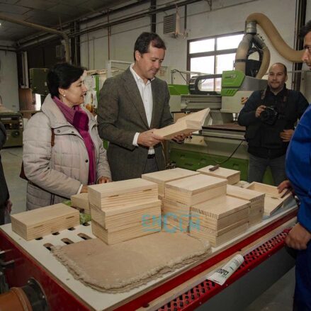 Carlos Velázquez ha conocido, de primera mano y acompañado por la presidenta de la asociación, María del Mar Azaña, las labores de los chicos en el centro. Imagen: Rebeca Arango.