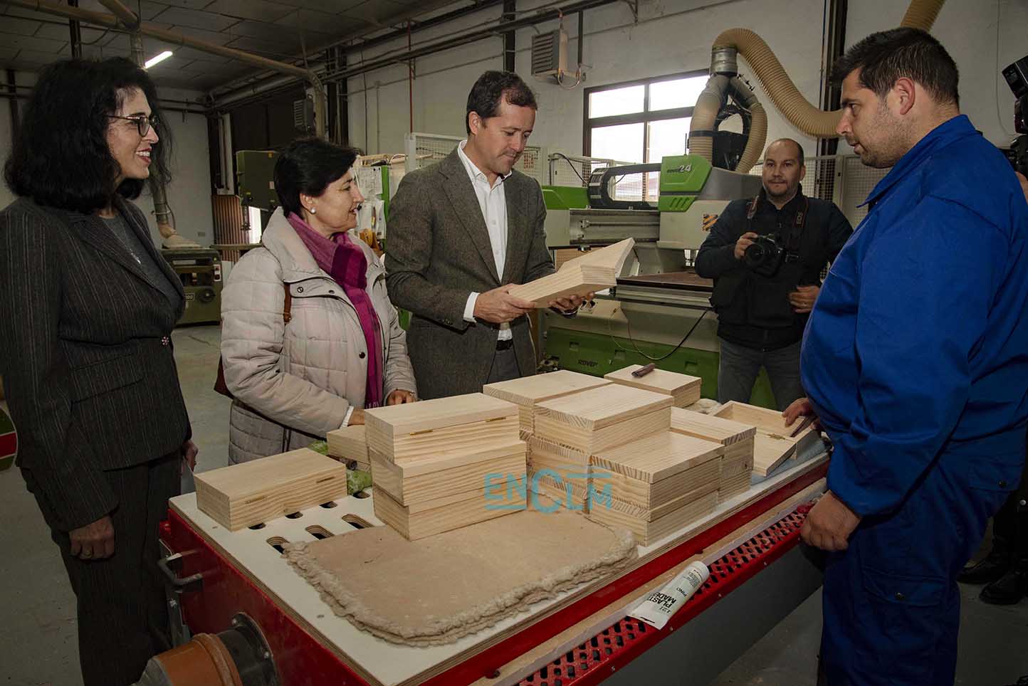 Carlos Velázquez ha conocido, de primera mano y acompañado por la presidenta de la asociación, María del Mar Azaña, las labores de los chicos en el centro. Imagen: Rebeca Arango.