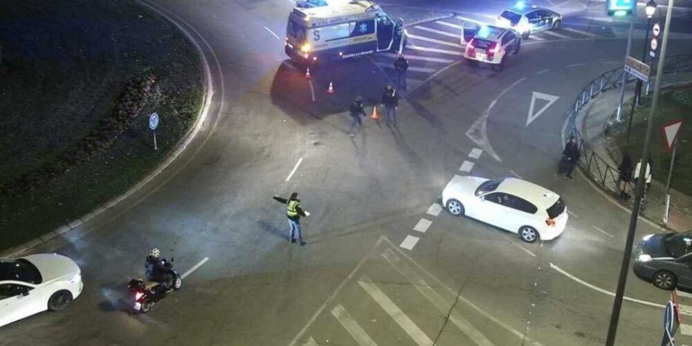 Imagen del dispositivo de emergencias desplegado por la caída de un motorista en Toledo.