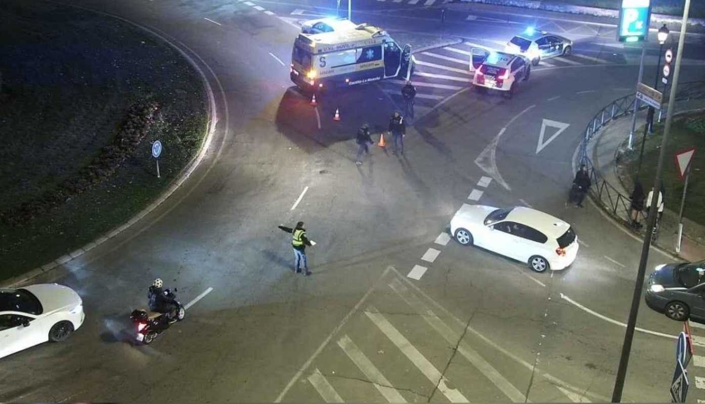 Imagen del dispositivo de emergencias desplegado por la caída de un motorista en Toledo.