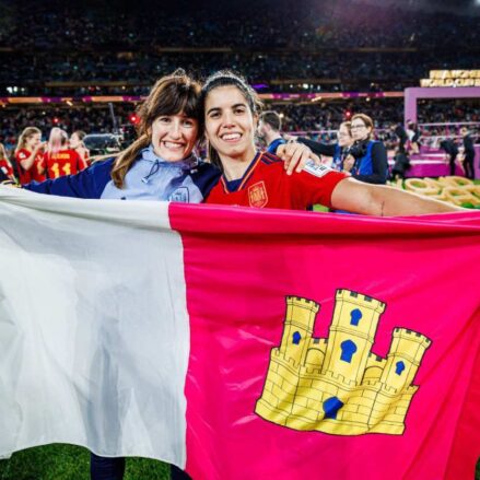 La futbolista Alba Redondo y la preparadora física Blanca Romero, de la Selección Española de fútbol, posan orgullosas con la bandera de CLM después de ganar el Mundial