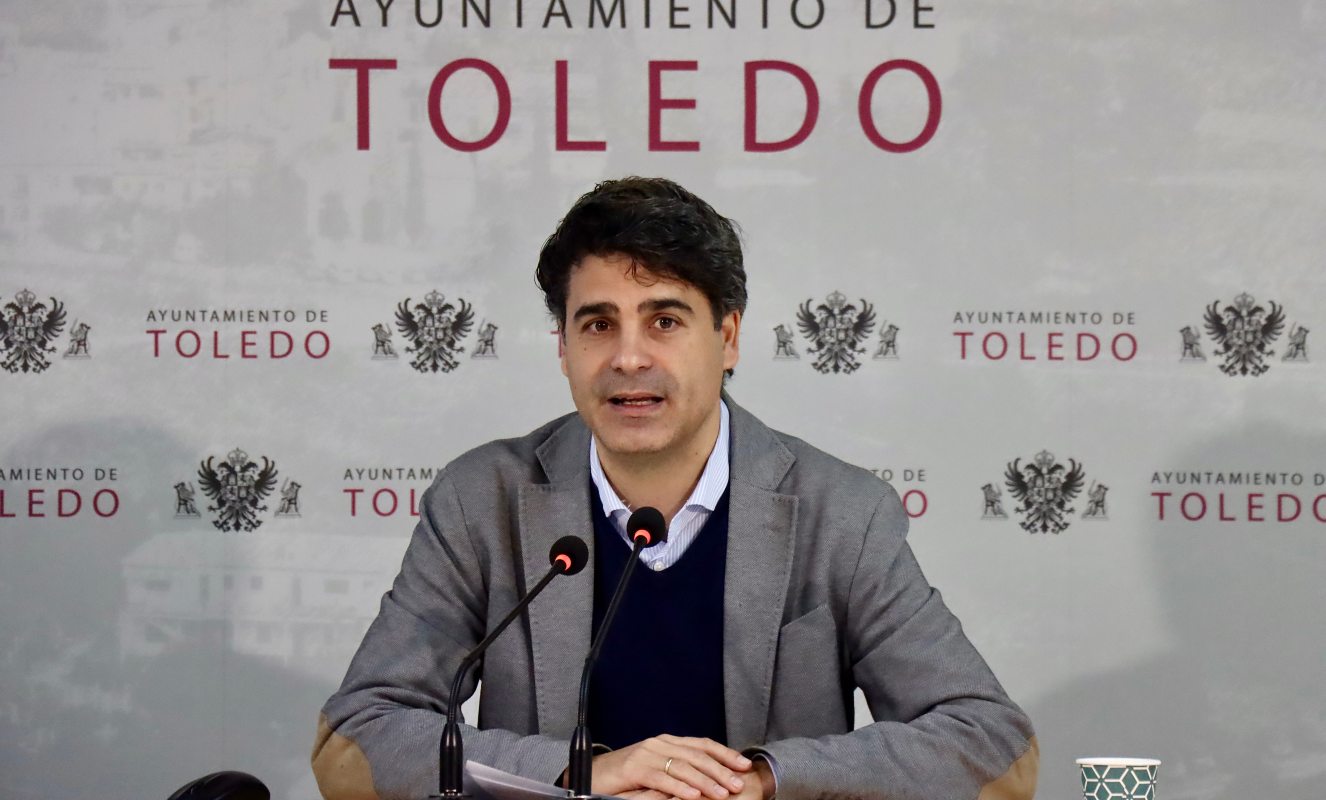 Juan José Alcalde, dando cuenta de los acuerdos de la Junta de Gobierno de Toledo.
