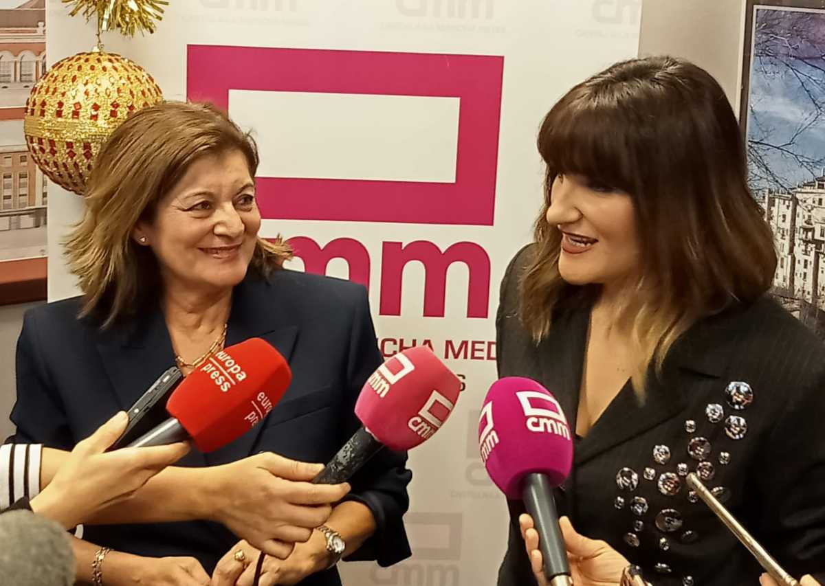 La directora general de CMM, Carmen Amores, y la cantante albaceteña, rozalén.