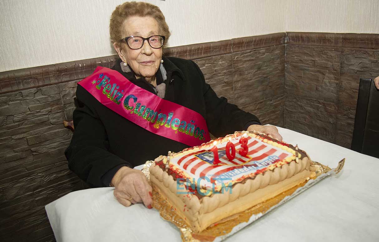 Ángela Lucido, con su original tarta con la bandera del Atlético de Madrid