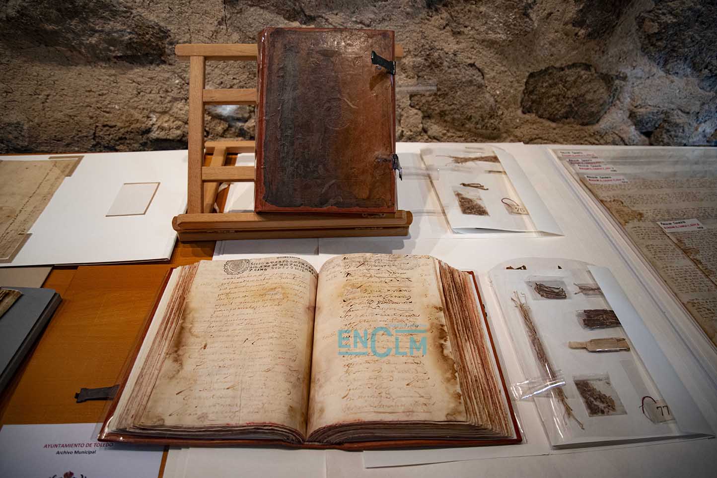 Restauran pergaminos y sellos de cera de los siglos XIV al XVII