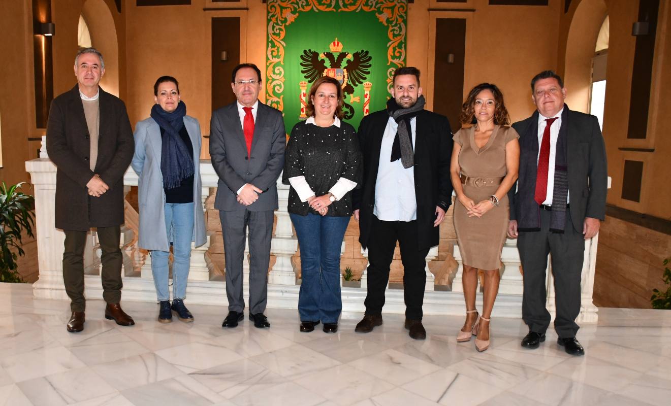 Conchi Cedillo (en el centro), con los alcaldes del Plan Astra.