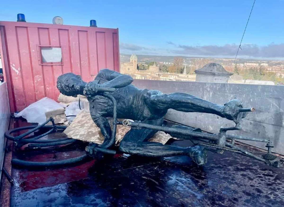 Estatua de Bahamontes vandalizada.