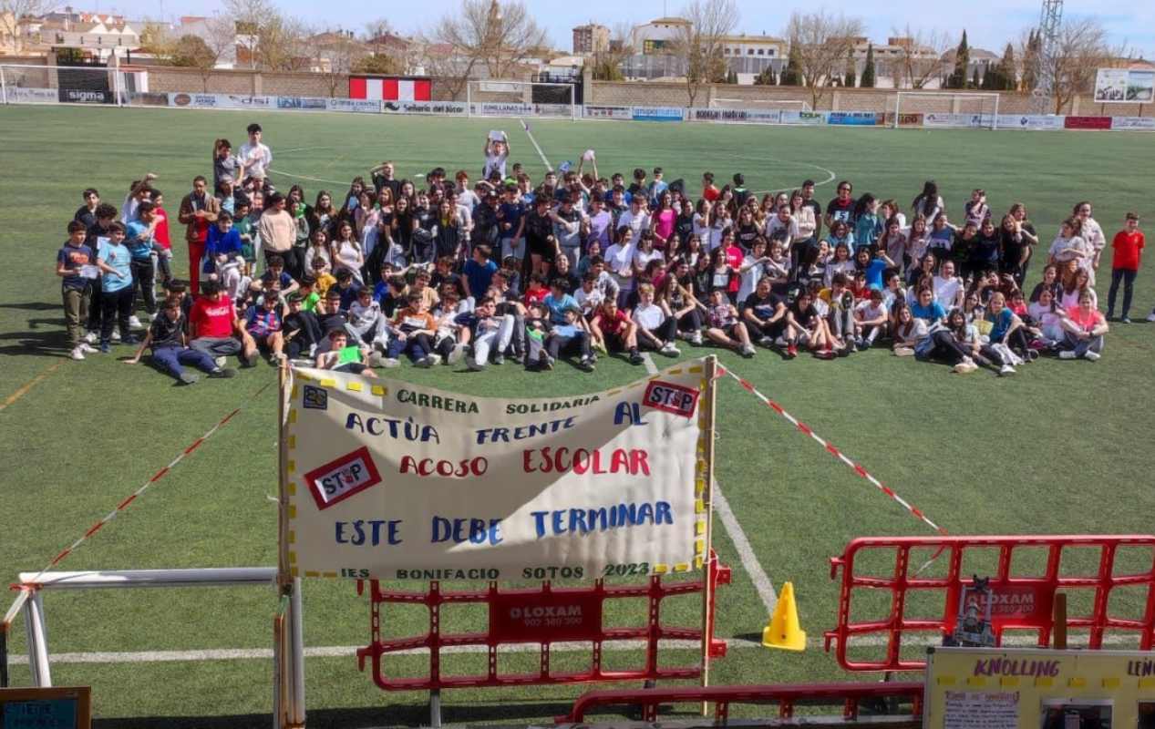 Protagonistas de una carrera solidaria contra el acoso escolar. Foto: IES Bonifacio Sotos.