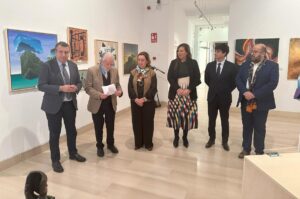 Conchi Cedillo (centro) en la exposición, que se exhibe en la Casa de la Provincia de Sevilla.