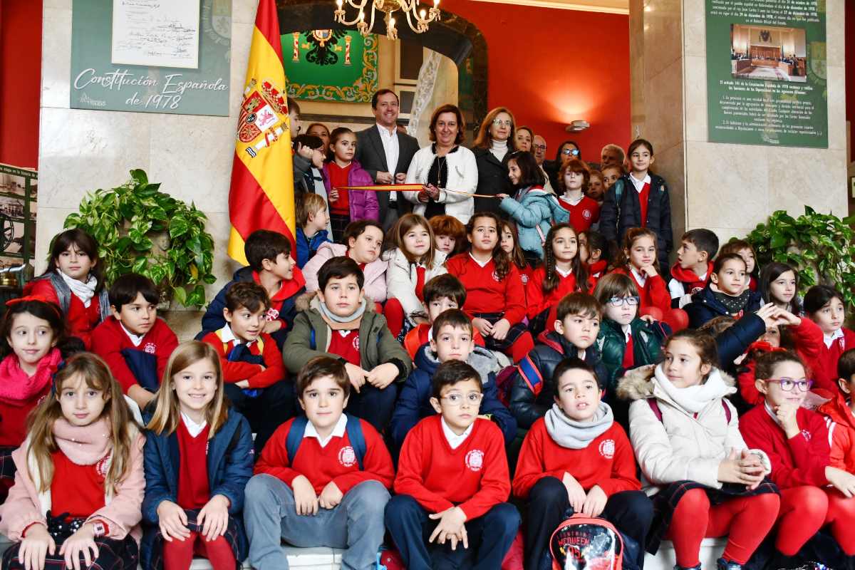 Foto de familia del acto por el Día de la Constitución en la Diputación de Toledo.