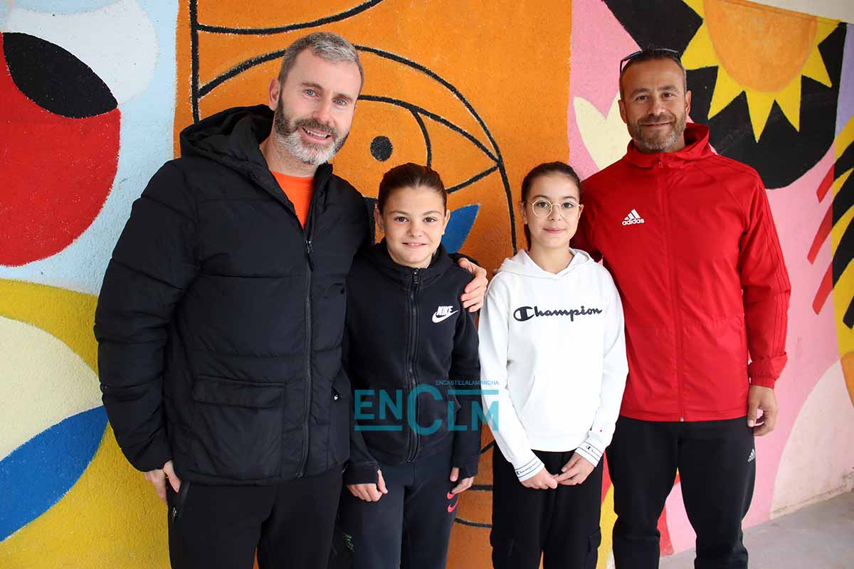 De izquierda a derecha: Javier de la Fuente, Daniela, Lucía y Javier Pina, del CEIP Santa Marina de Magán. Foto: Sara M. Trevejo.