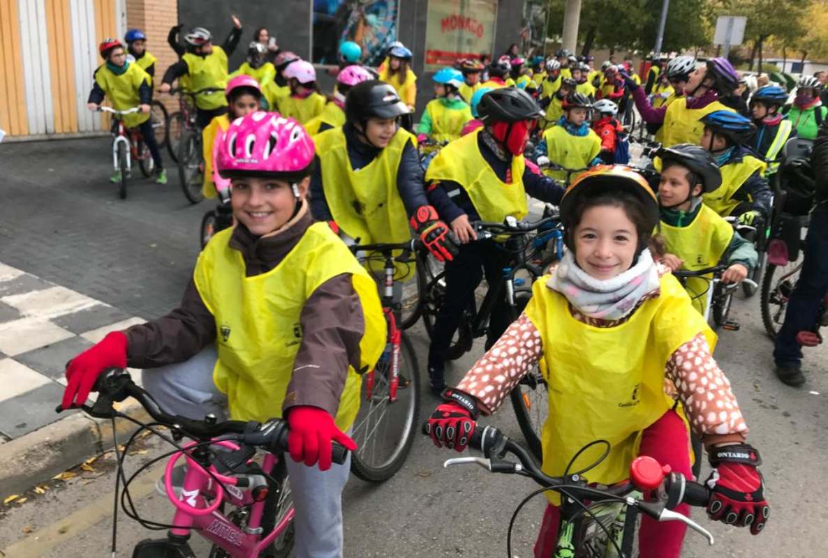 "Los viernes al cole en bici", una de las actividades del CEIP Ciudad Encantada de Cuenca. Foto: CEIP Ciudad Encantada.