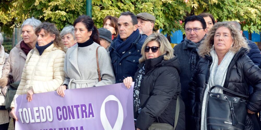 Noelia de la Cruz y varios concejales del PSOE en la concentración contra la violencia machista.
