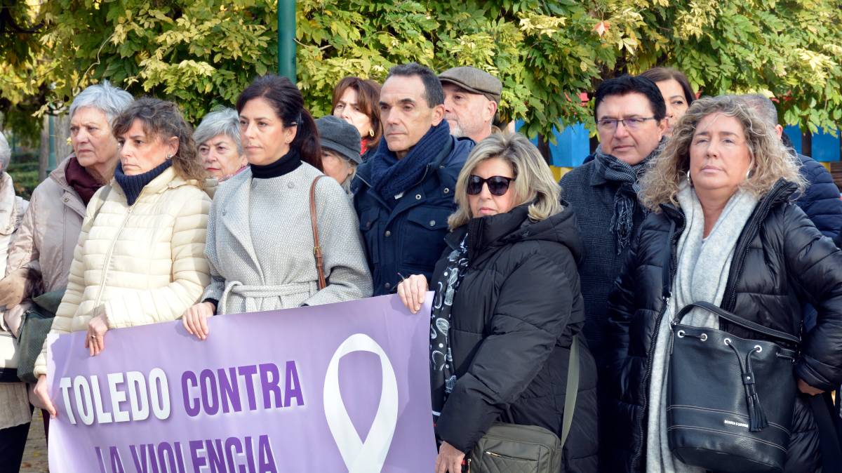 Noelia de la Cruz y varios concejales del PSOE en la concentración contra la violencia machista.
