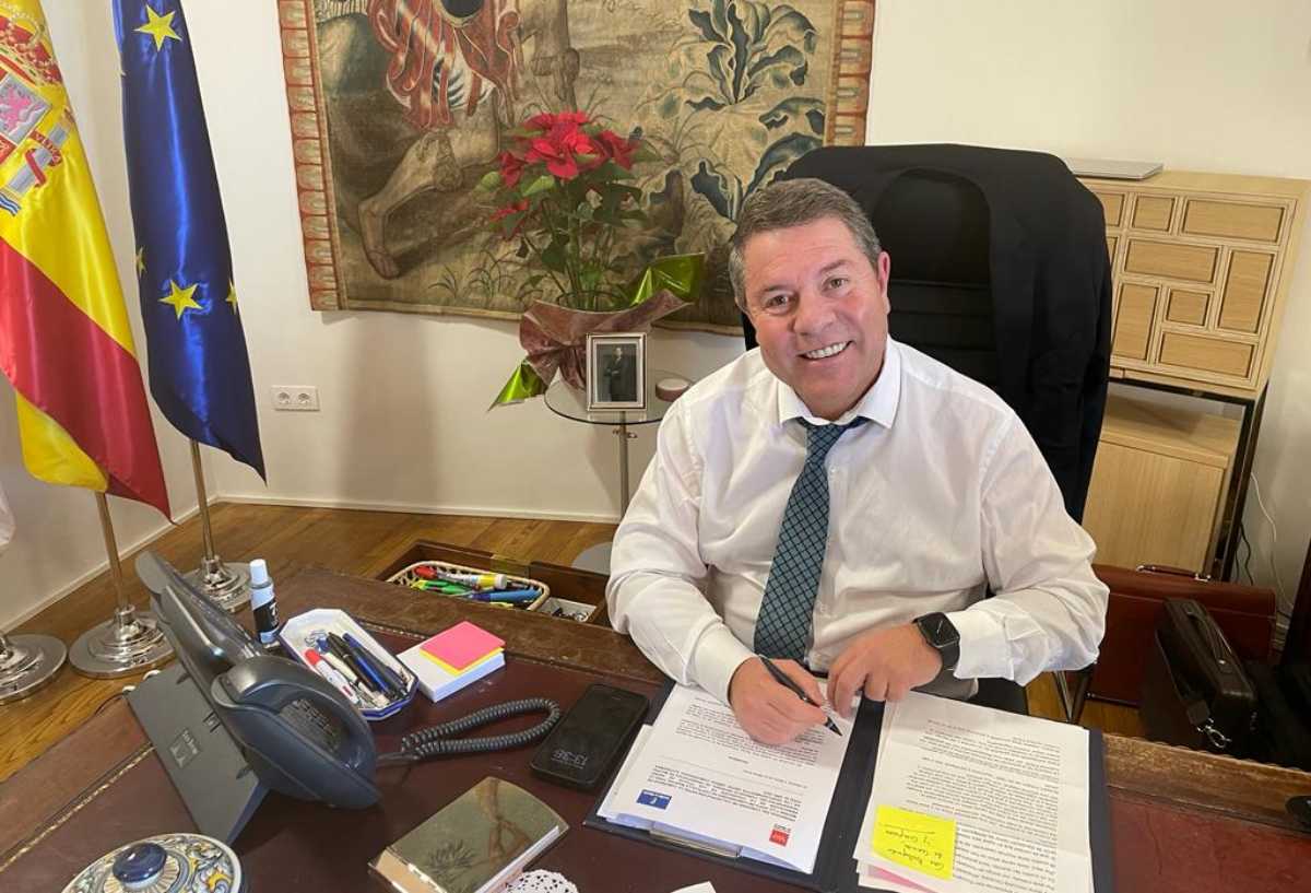 El presidente de Castilla-La Mancha, Emiliano García-Page, firmando el convenio con la Comunidad de Madrid.