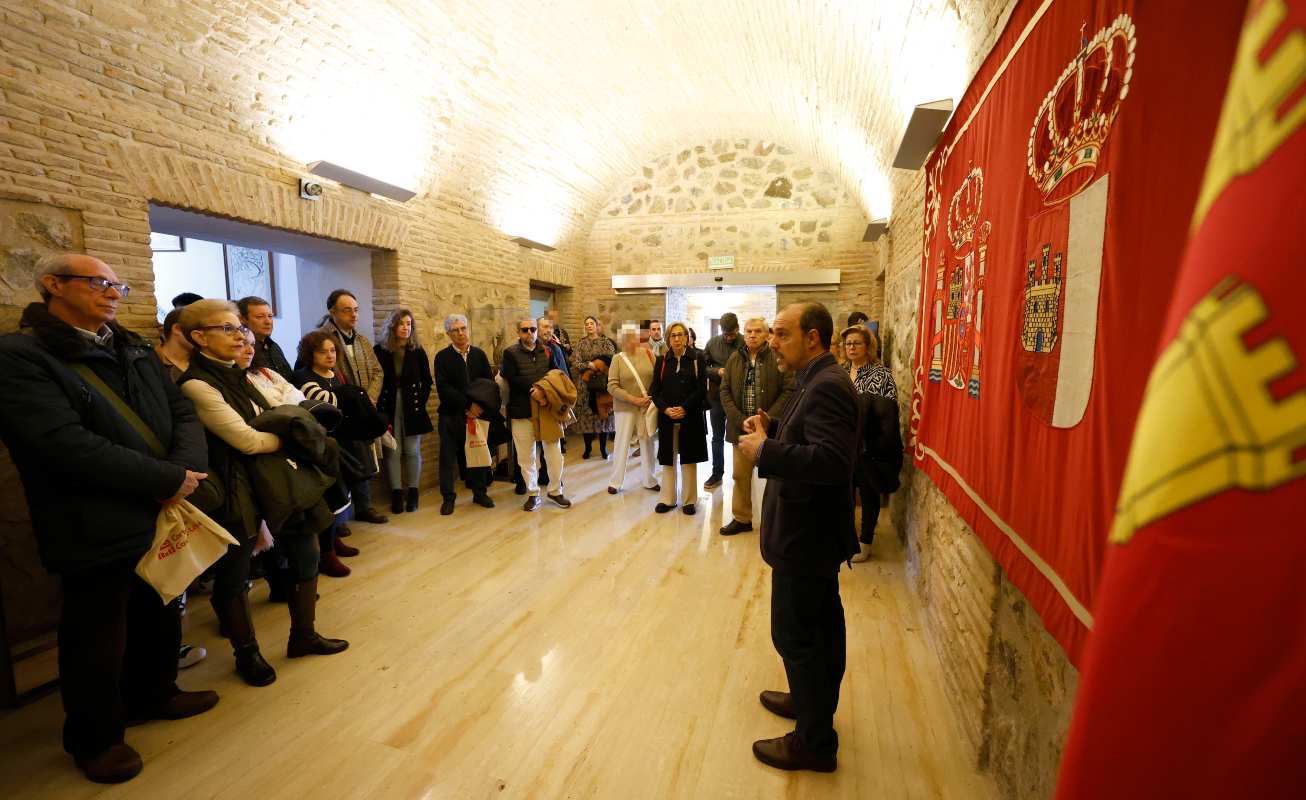 Pablo Bellido, dando a conocer las Cortes regionales a los visitantes.