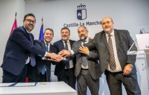 Firma del acuerdo de la cesión de las instalaciones de la UCLM en Cuenca para organizar eventos.