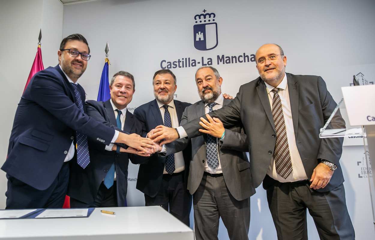 Firma del acuerdo de la cesión de las instalaciones de la UCLM en Cuenca para organizar eventos.