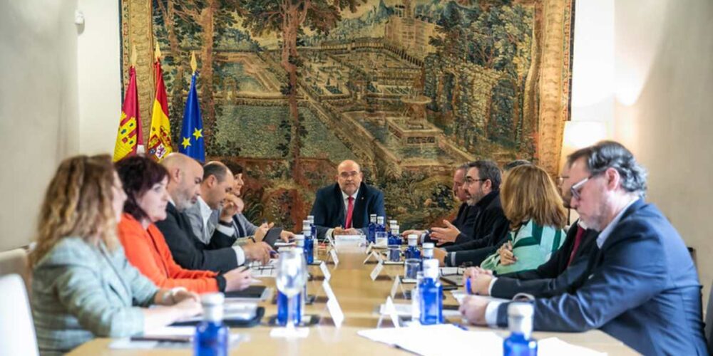 Pleno del Consejo de Diálogo Social de CLM; con Gobierno, Cecam, CCOO y UGT.