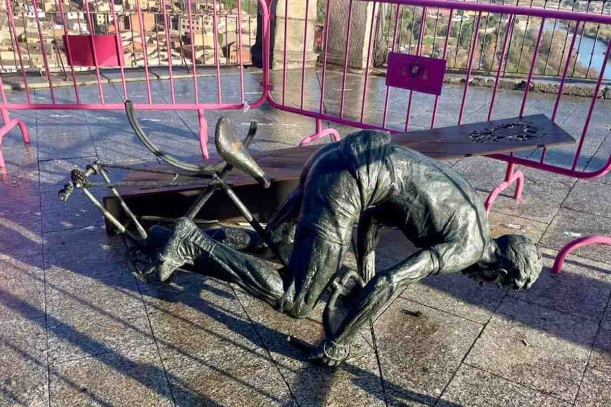 Estatua de Bahamontes vandalizada.