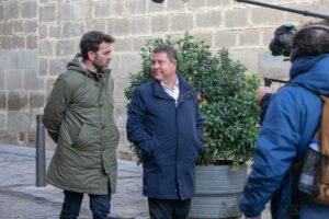 Gonzo y Page caminando por las calles del casco en la grabación de Salvado.