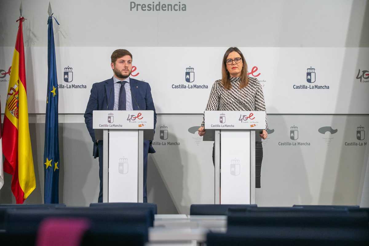 El consejero de Fomento, Nacho Hernando, y la consejera portavoz del Gobierno de Castilla-La Mancha, Esther Padilla.