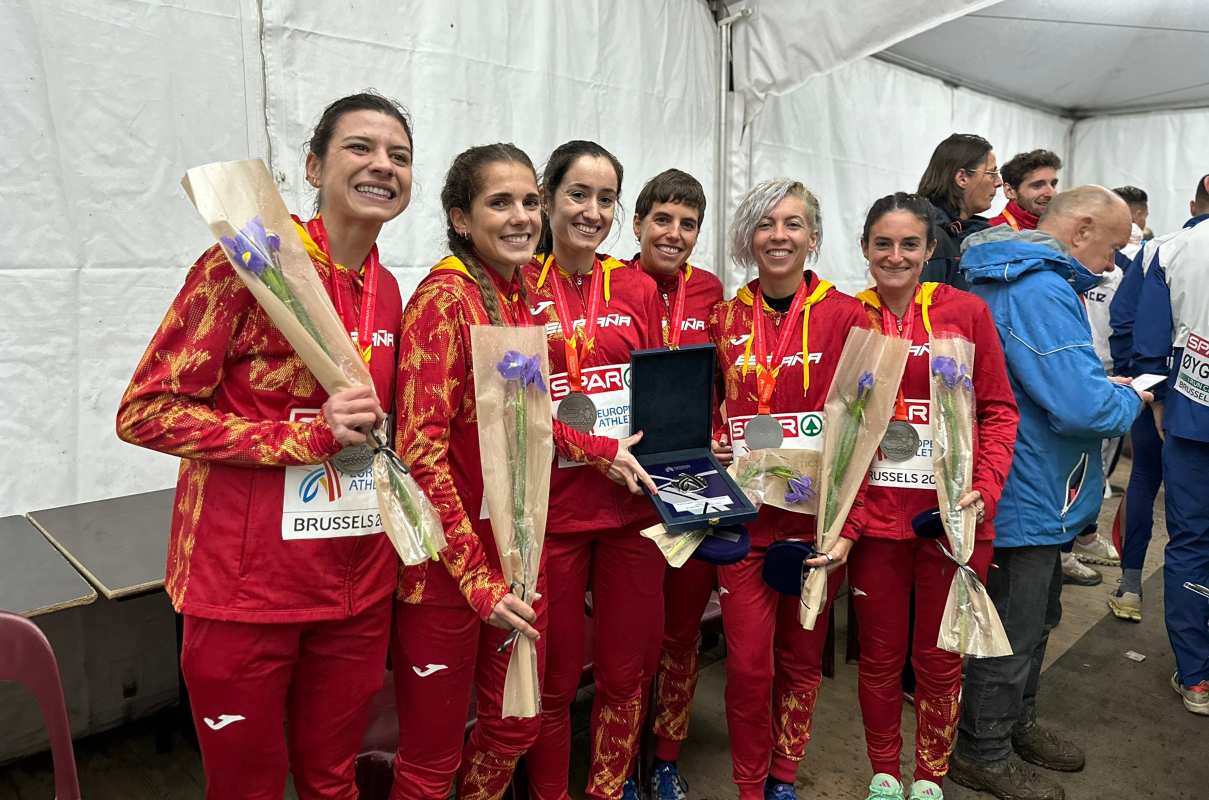 Irene Sánchez-Escribano (primera por la izquierda): plata europea de cross con España y mejor puesto individual de siempre. Foto: RFEA.