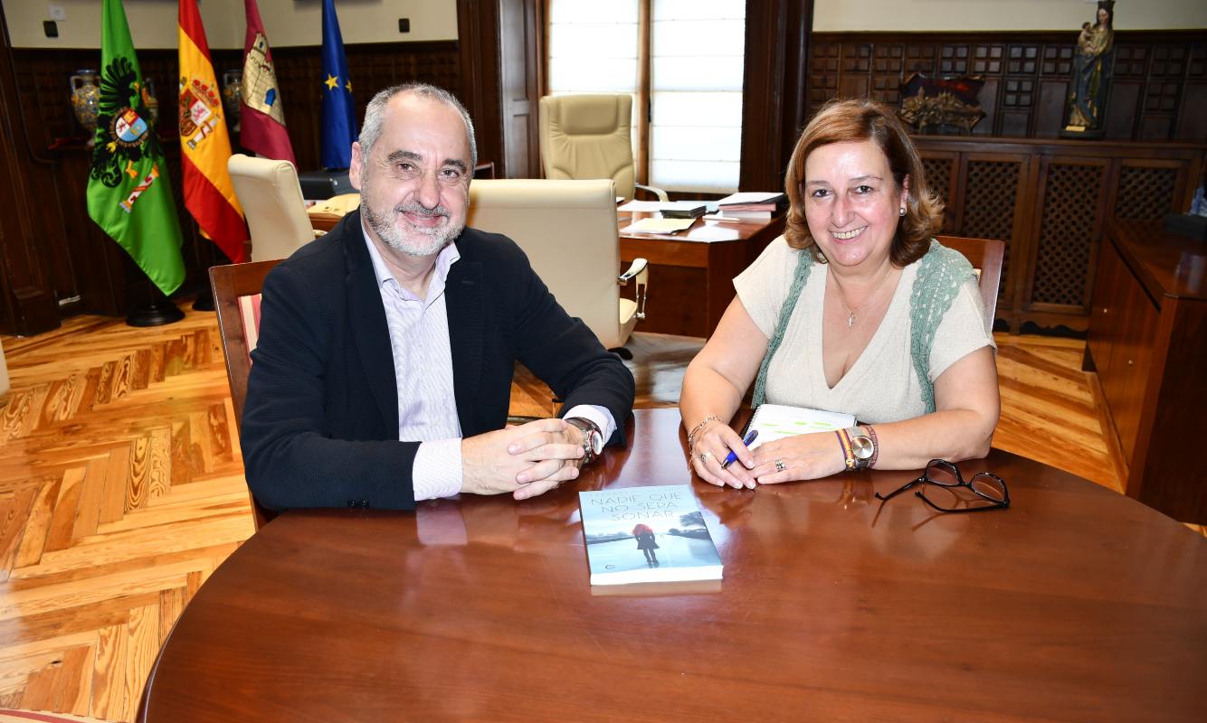 El escritor Fernando Lallana, con Conchi Cedillo.