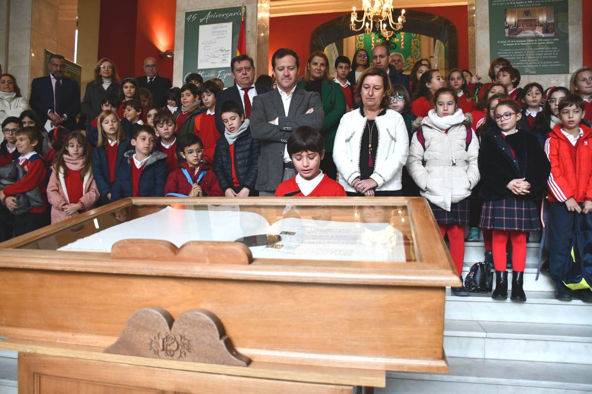 Un niño del colegio Infantes leyendo un artículo de la Constitución.