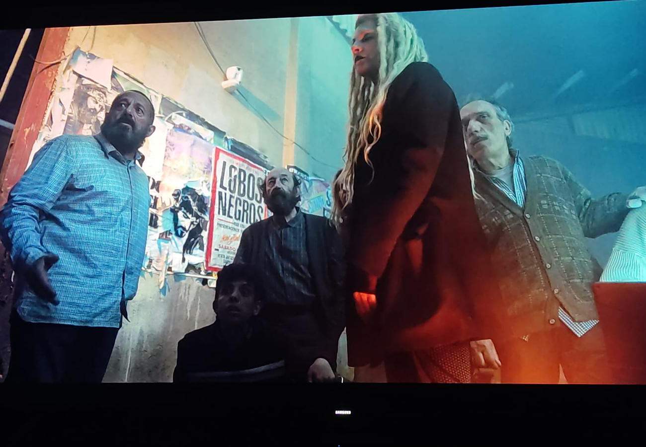 El cartel de los Lobos Negros en el episodio de "30 Monedas".