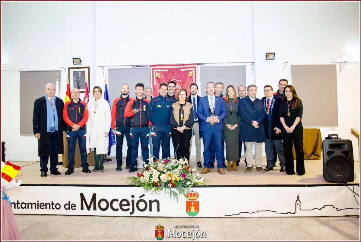 Foto de familia en el acto de homenaje a los héroes de la última DANA en Mocejón.